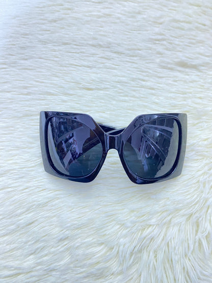 Lentes, negros liso con montura ancha.