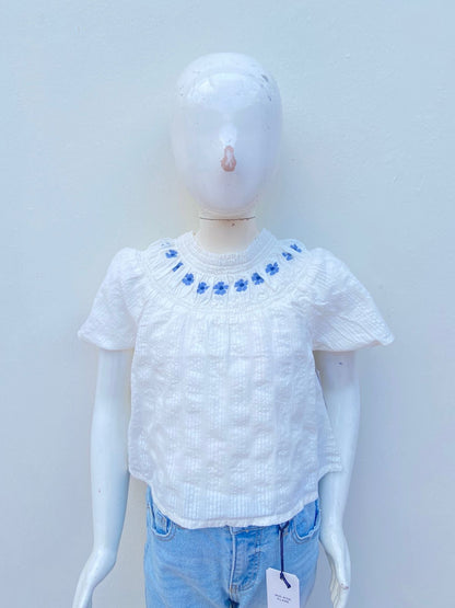 Blusa OLD NAVY original, blanco hueso/ crema con bordado de flores en azul.