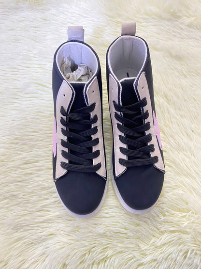 Tenis, negro con suelas en color blanco y estampado de estrella en color rosado al lado.