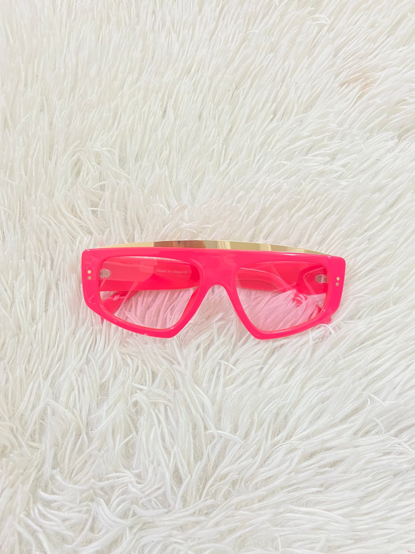 Lentes Fashion Nova original, rosado fucsia con micas transparente y diseño dorado en la parte delantera.