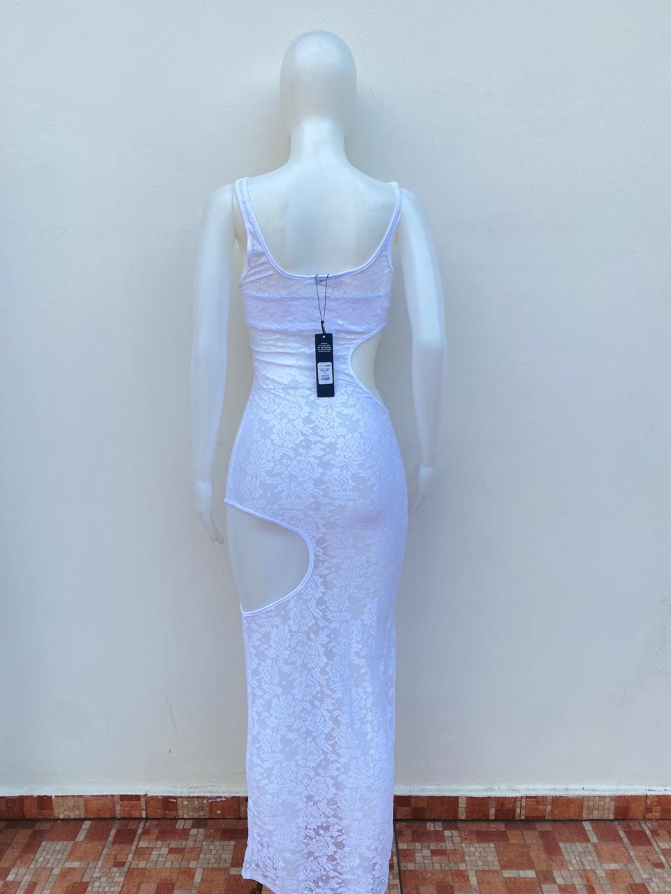 Vestido Fashion Nova original tres piezas , bra , panti y vestido blanco transparente en encaje y abiertos en los lados.