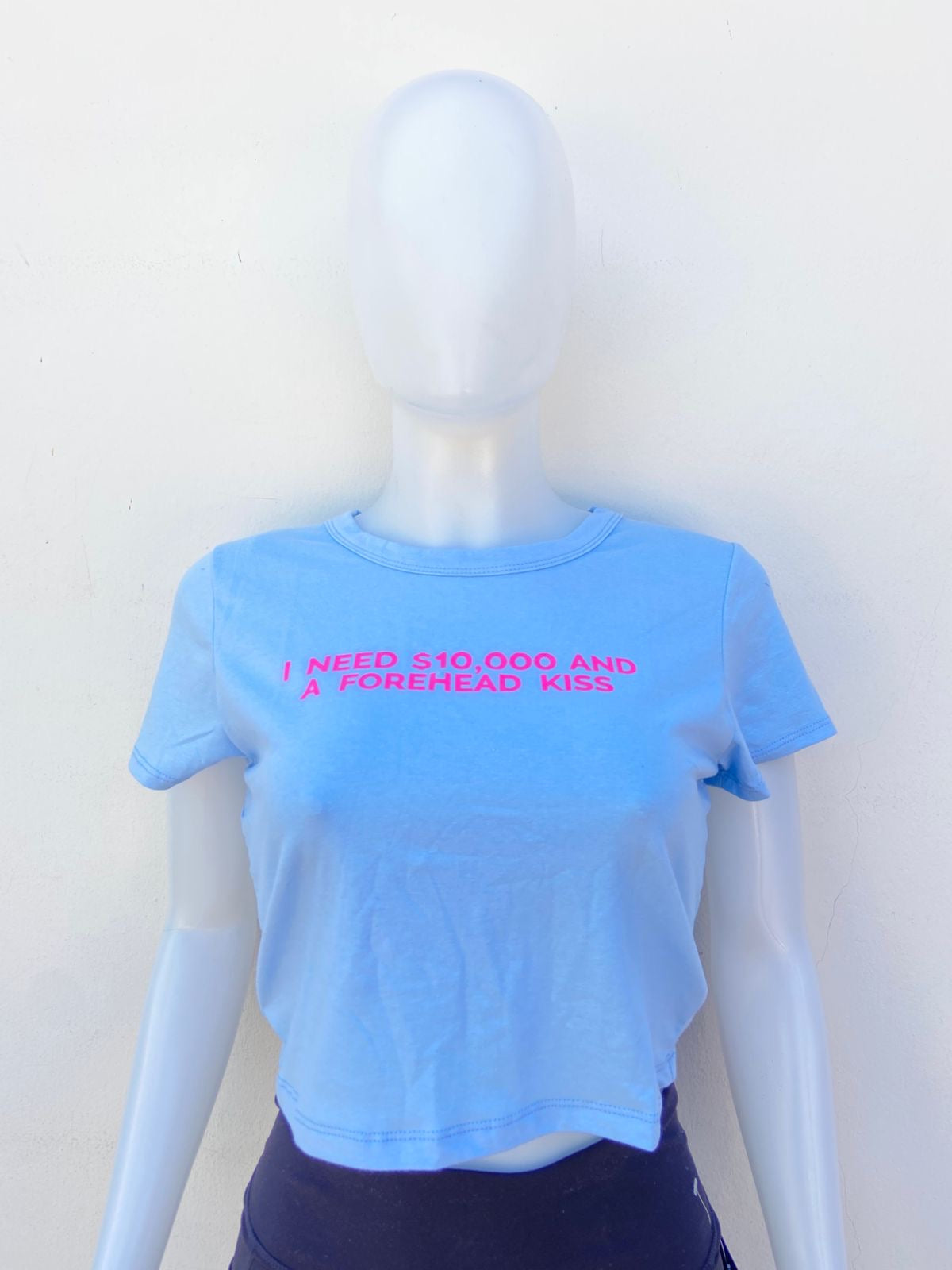 Top En color azul con letras en color rosado I Need $10,000 and a forehead kiss