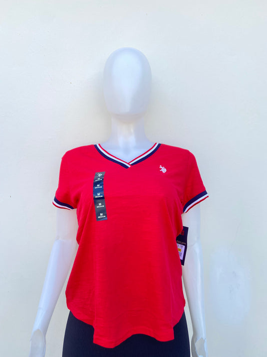 T-shirt U.S POLO ASSN. original en color rojo con cuello V, logotipo de la marca al frente y banda de color azul marino, rojo y blanco en cuello y mangas.