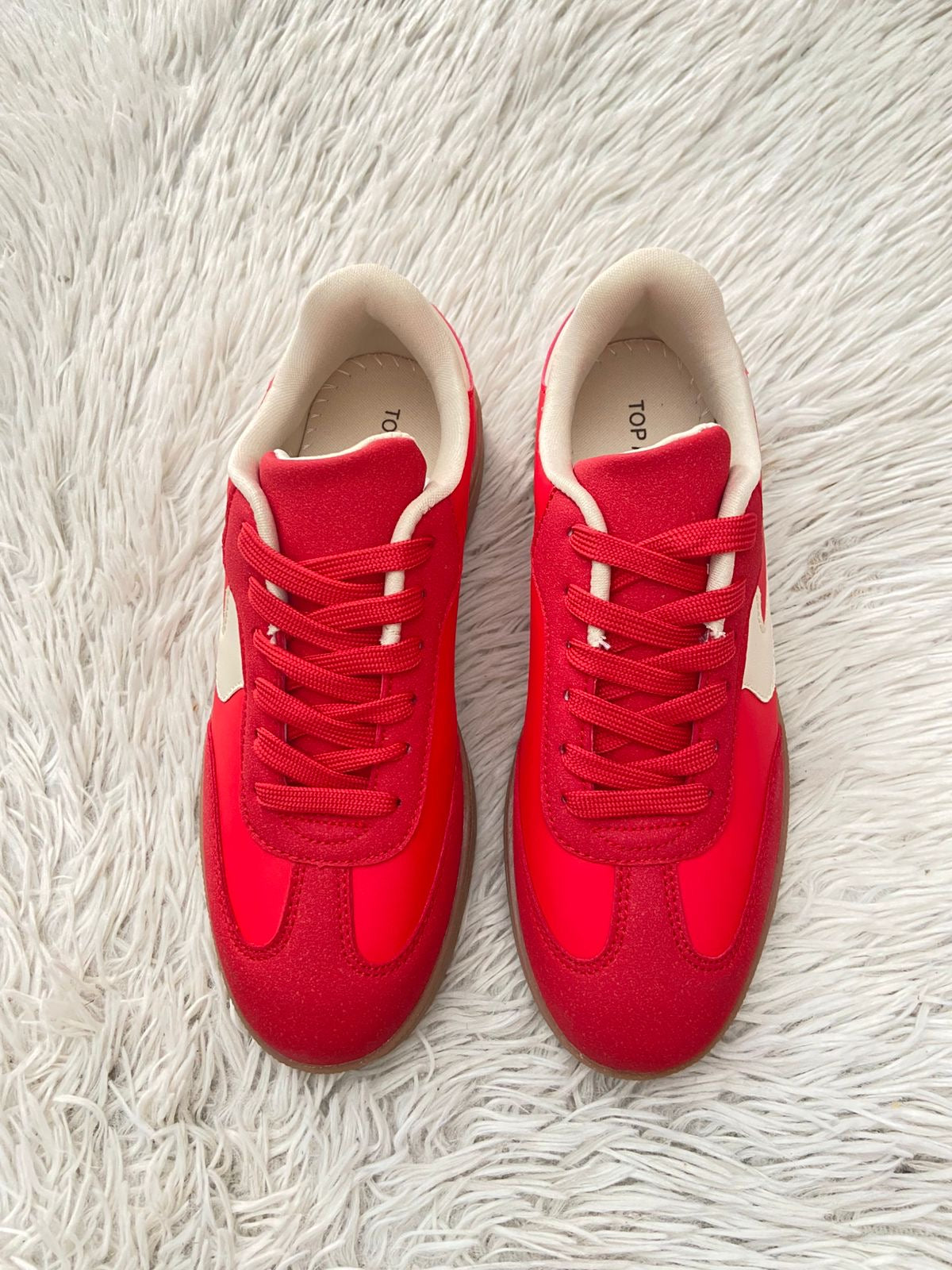 Tenis TOP MODA original, rojo con crema y suelas en color marrón.