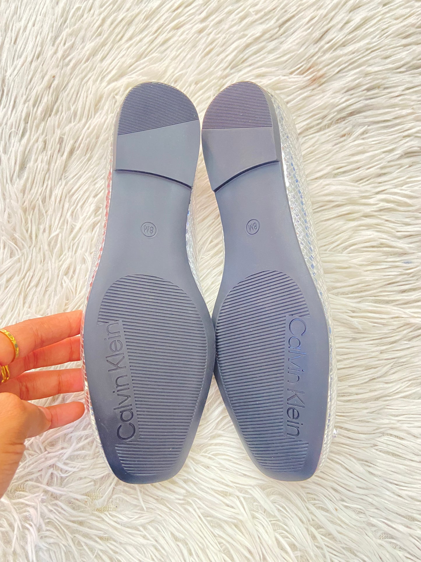 Zapatos CALVIN KLEIN original, color plateado con moño en frente, estampado de animal print