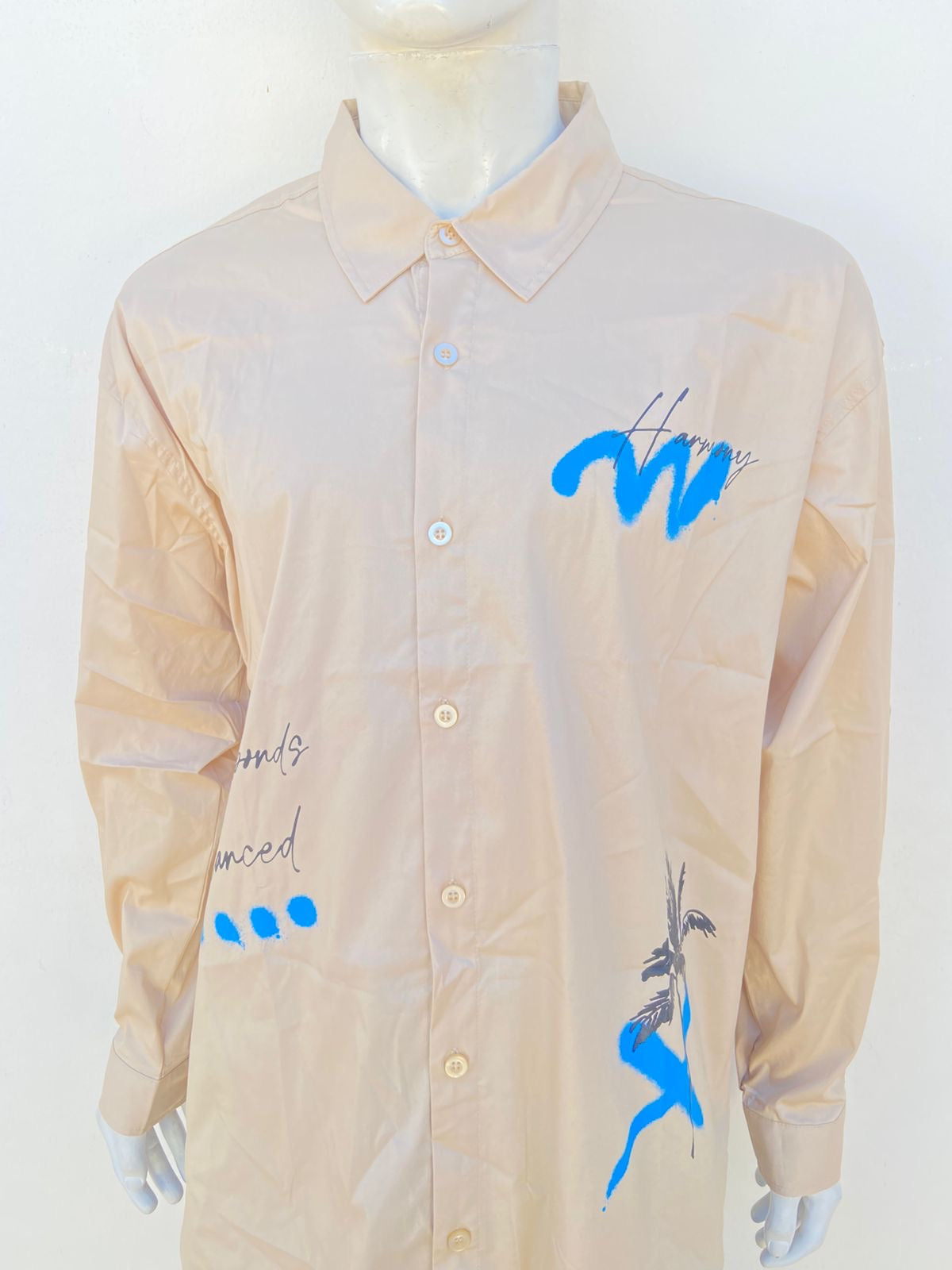 Camisa Forever 21 Original en color crema con diseños azules y letras negras