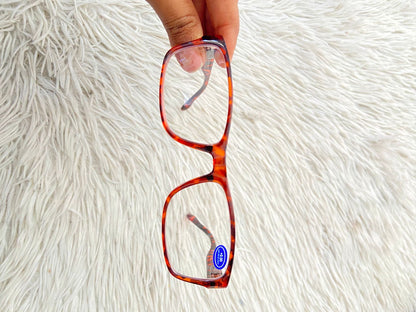 Lentes diseñados con protección UV 100-400 para proteger tu visión. Marron y animal print, micas claras.