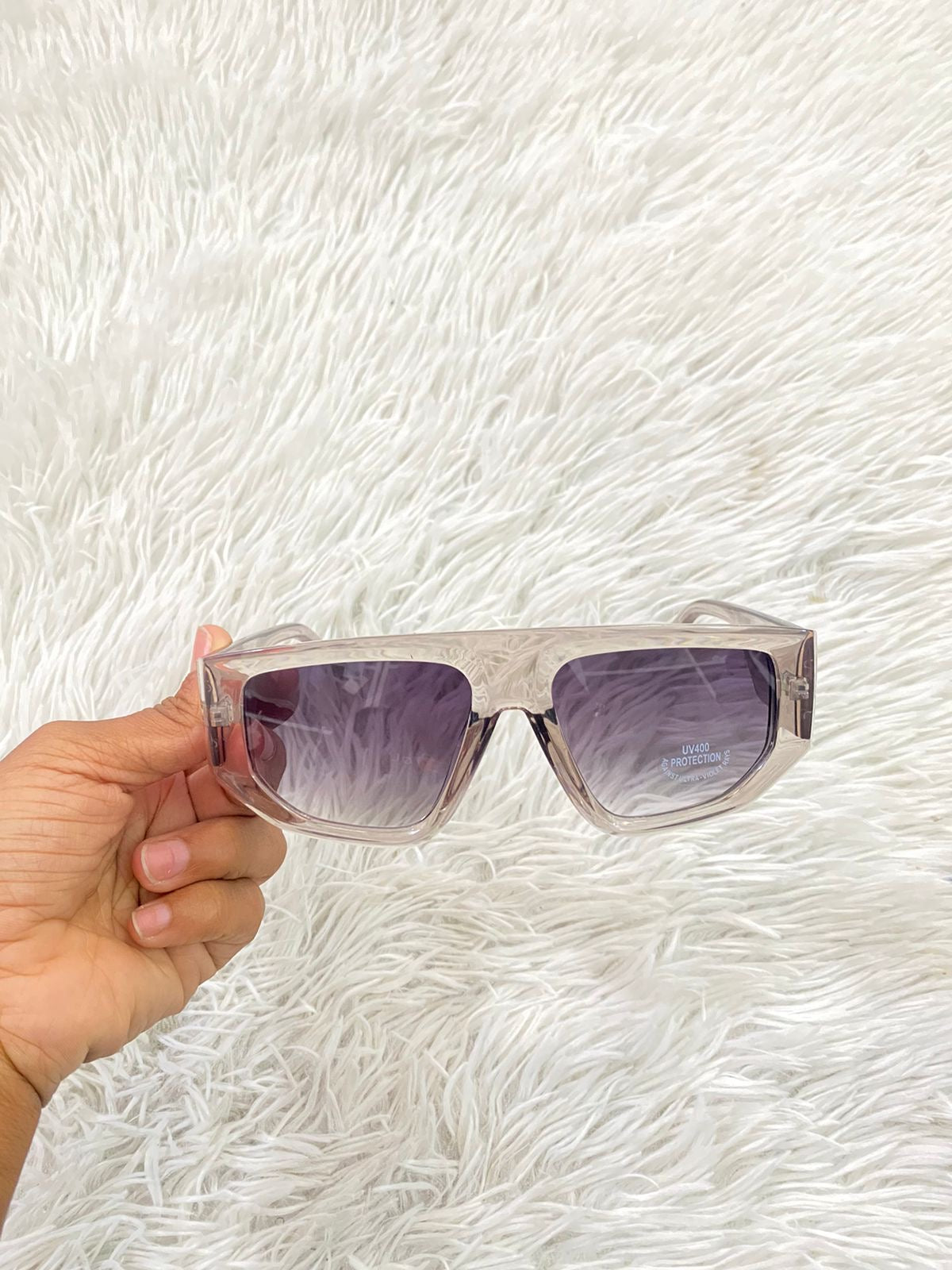 Lentes Fashion Nova original gris con micas oscuras.