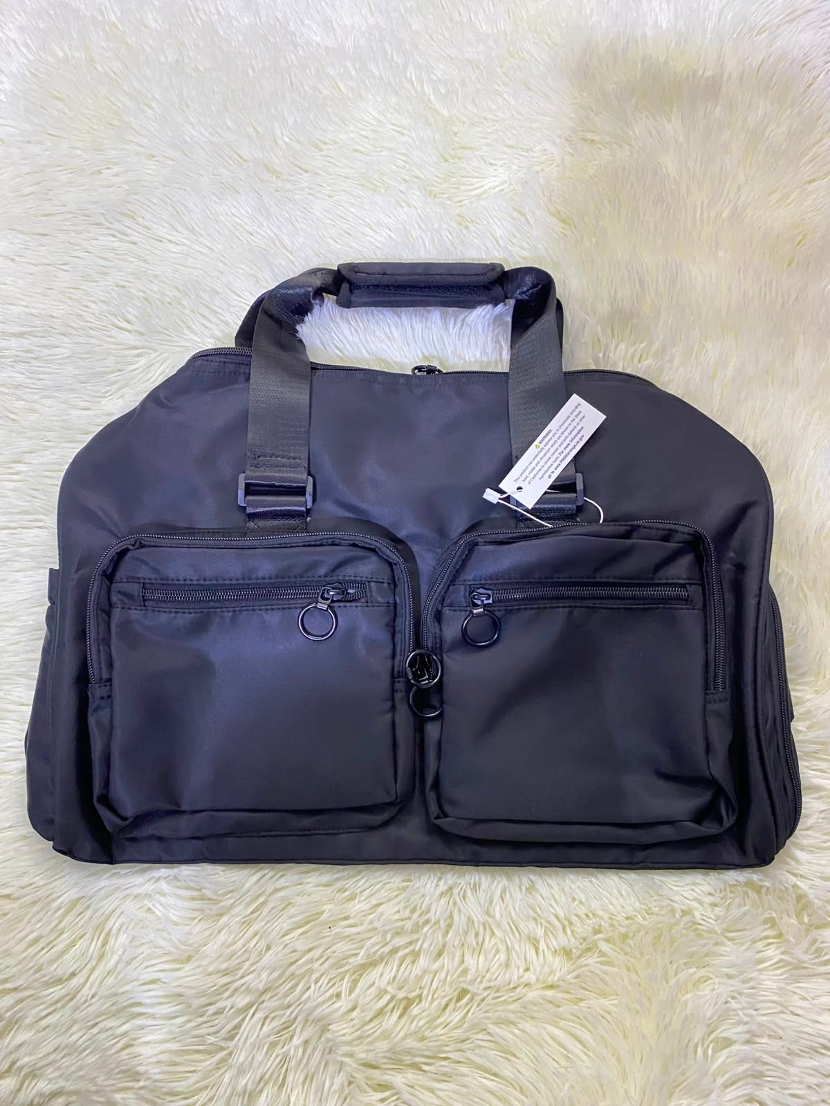 Bulto de viaje o gimnasio, negro con varios compartimentos y lazo adicional