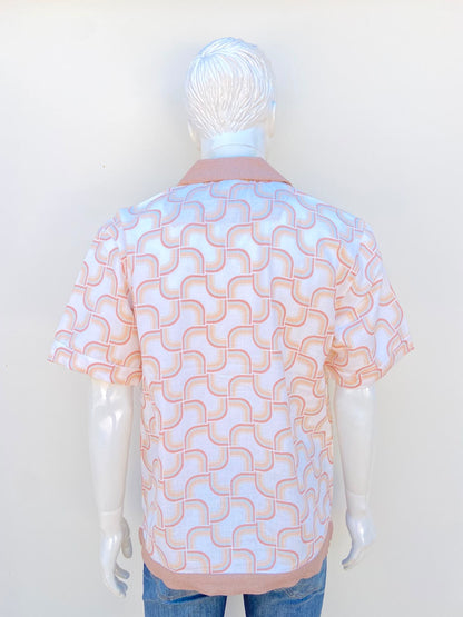 Camisa MALIBU BY DRILL CLOTHING CO. original, en color beige con marron, estampado de cuadros, cuello en color Marron.