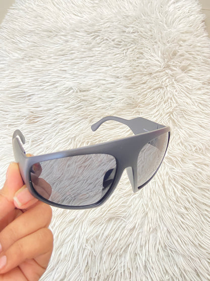 Lentes, diseñados con protección UV 100-400 para proteger tu visión. Negro grande con micas oscuras.