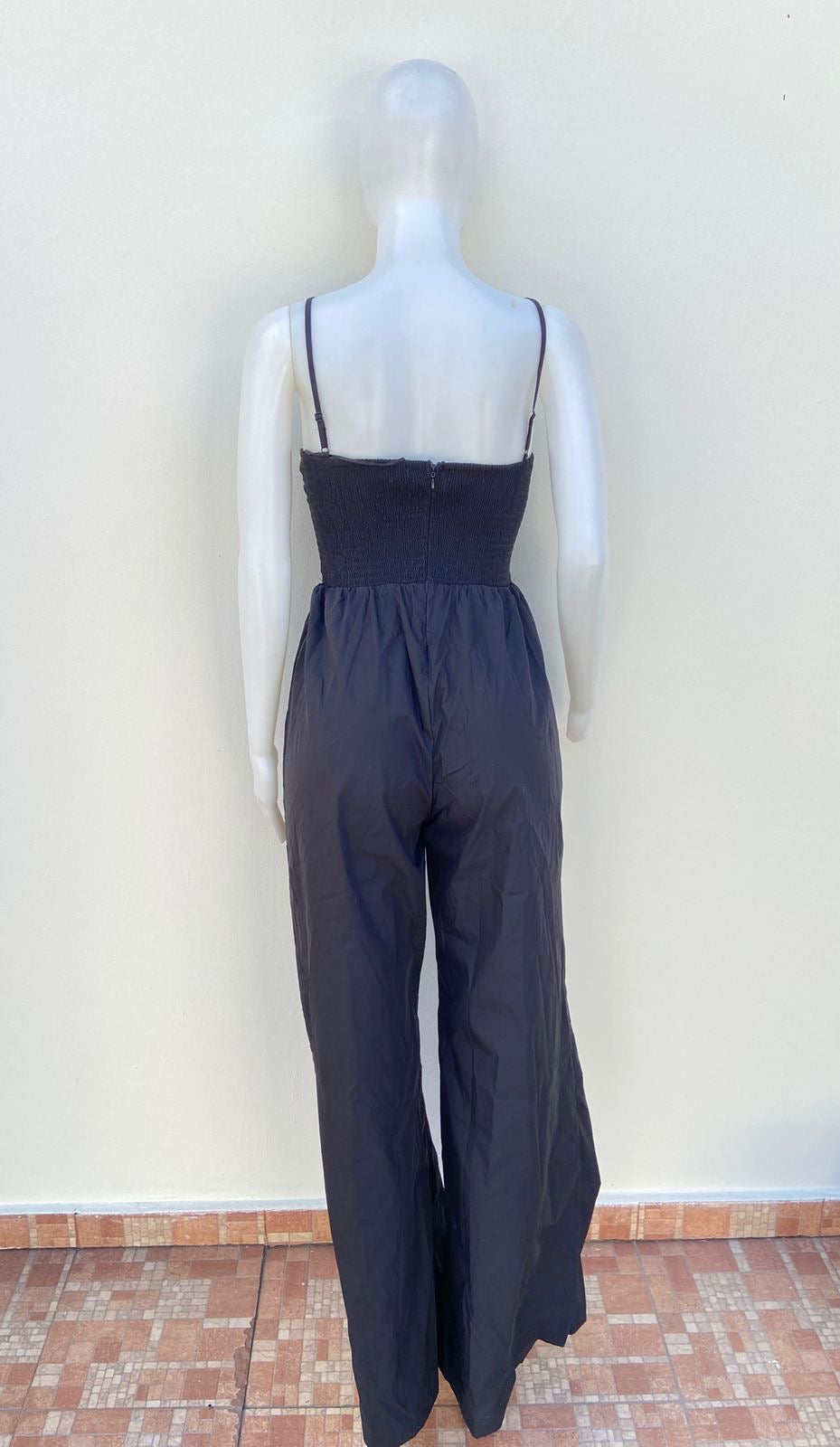 Enterizo, negro con broche en frente en color dorado.