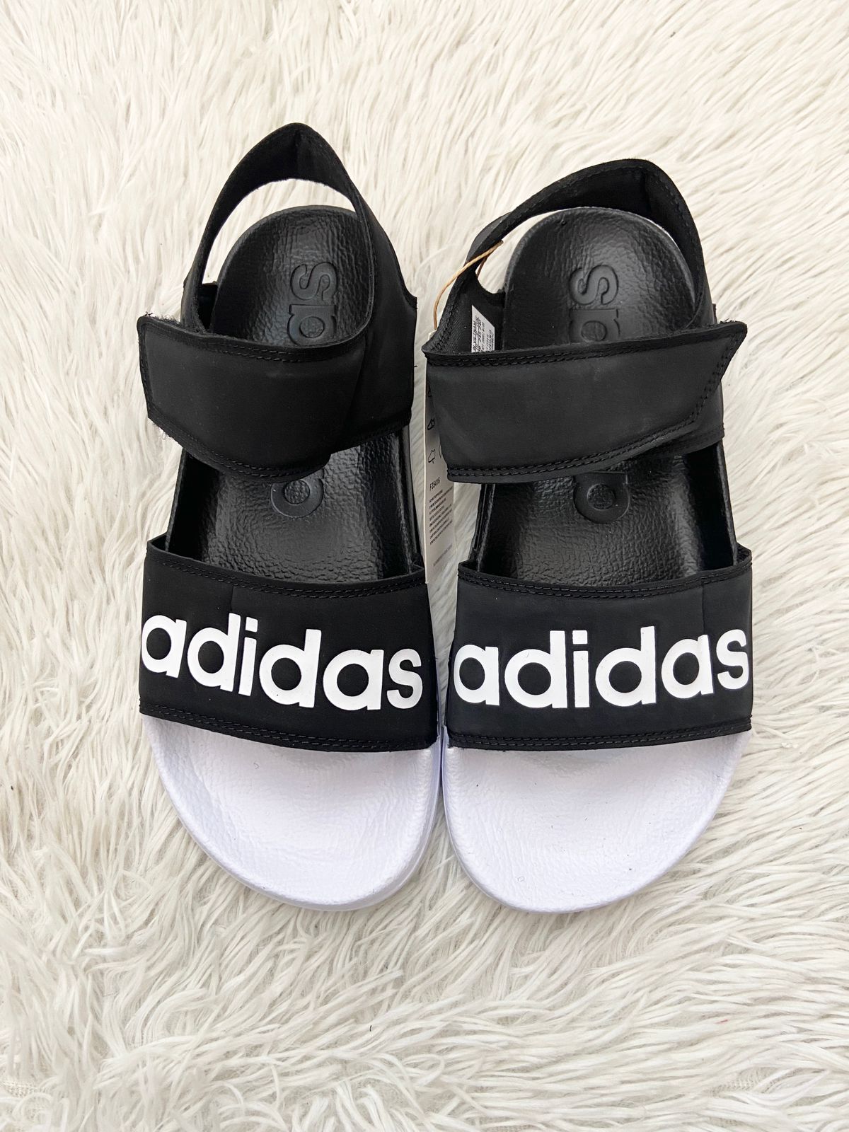 Sandalias ADIDAS ORIGINAL negra letras Adidas color blanco en el centro.
