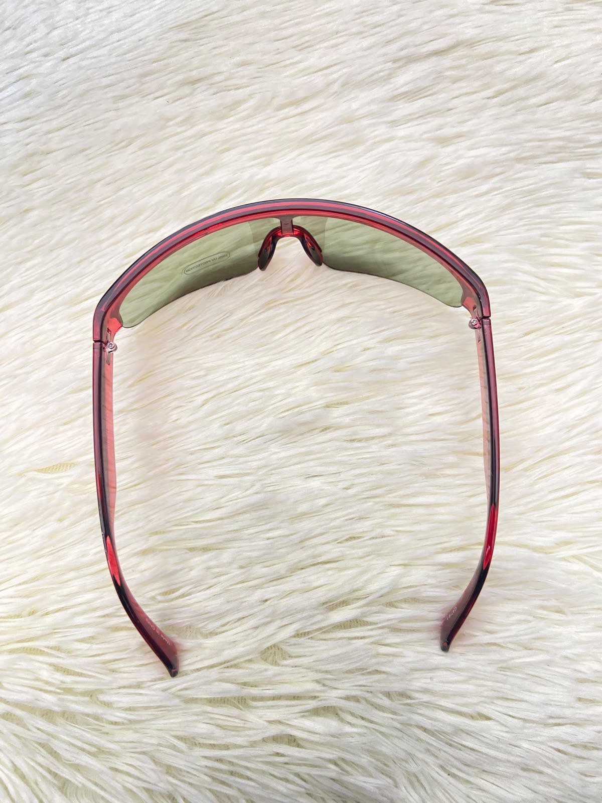 Lentes, verde oliva con montura en rojo vino y micas claras, con protección UV 100%.