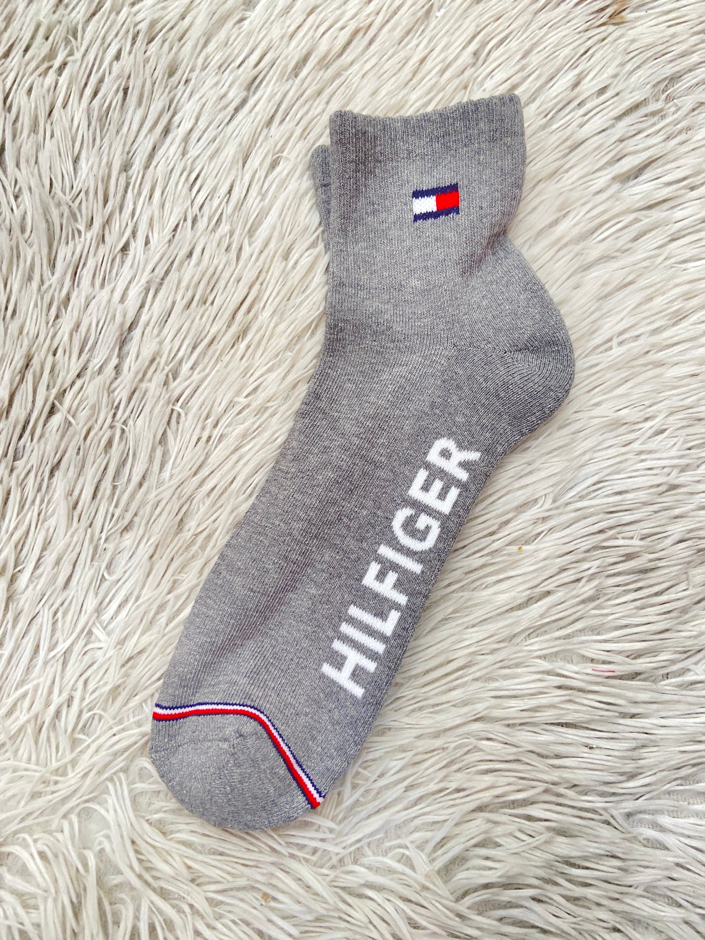 Medias Tommy Hilfiger original gris con letras HILFIGER en blanco.