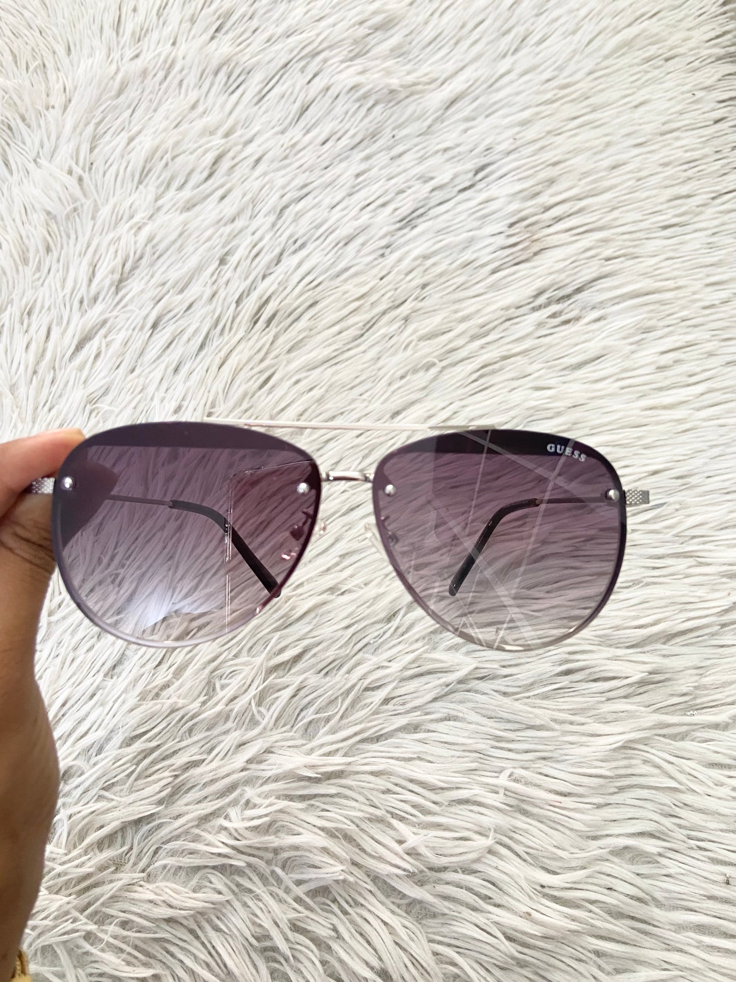 Lentes GUESS Original con marco plateado, letra guess al frente, micas grandes y con degradado morado oscuro.
