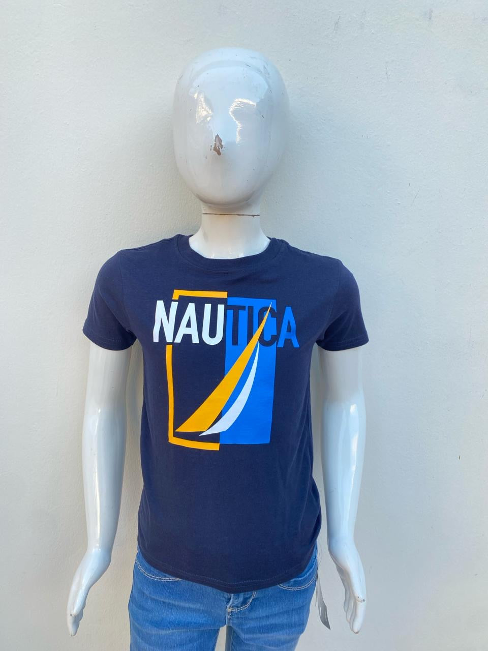 T-shirt Nautica original, azul marino con logotipo de la marca con amarillo y azul claro.