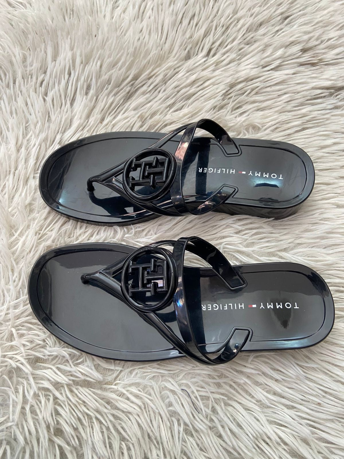 Sandalias TOMMY HILFIGER original, negro matte, con diseño de círculo e iniciales TH.