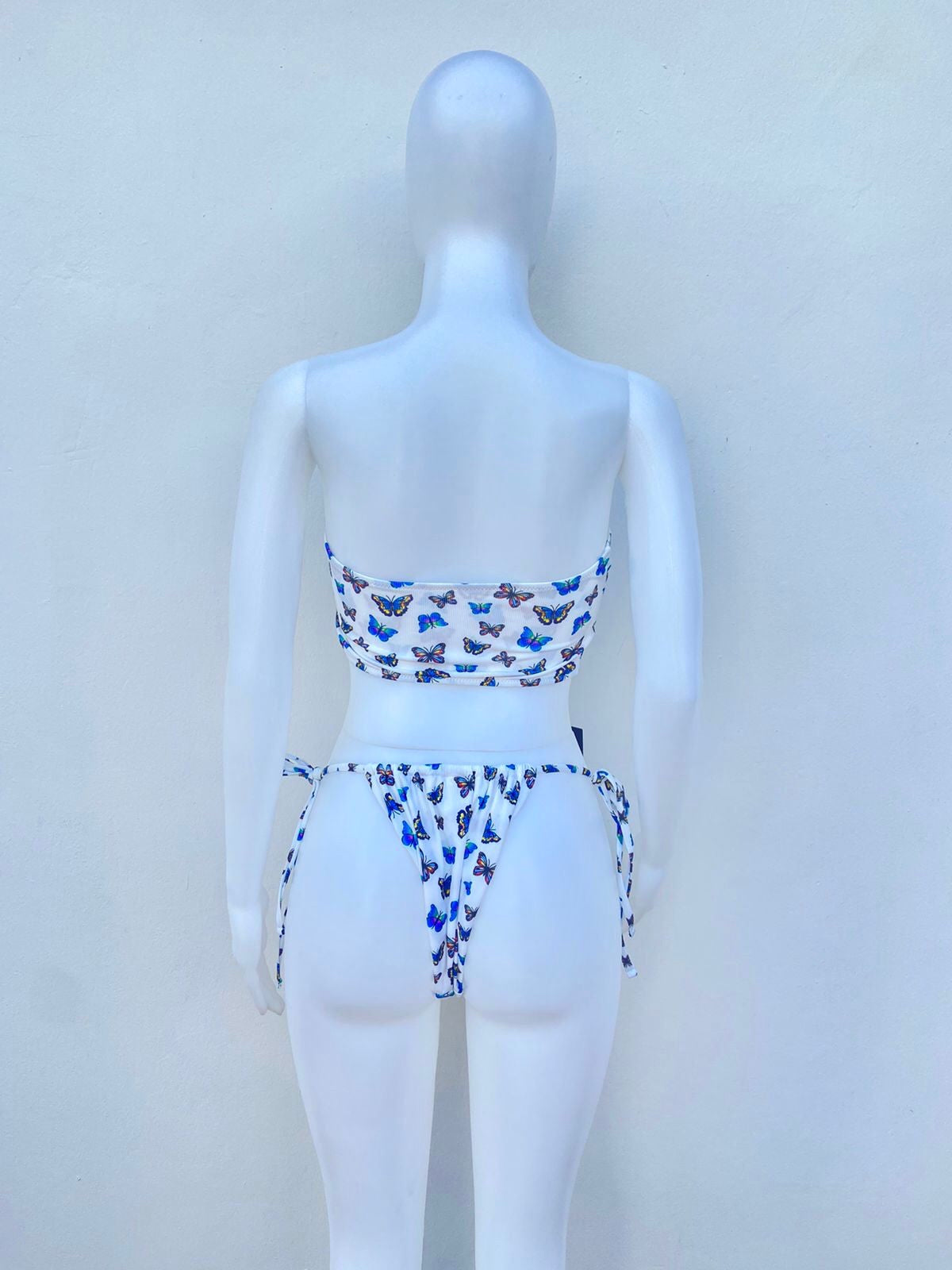 Set biquini de 3 piezas FASHION NOVA original, blanco con estampado de mariposas azul y falda playera.