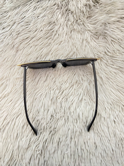 Lentes  diseñados con protección UV 100-400 para proteger tu visión. Negro curvos, con detalles en dorado.