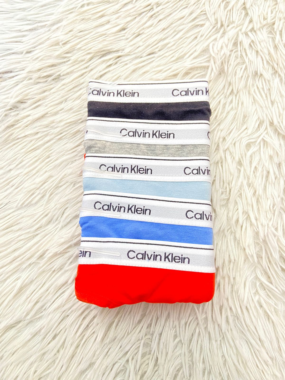 Pack-5 Pantis CALVIN KLEIN original en colores negro, gris, azul claro, azul y rojo.