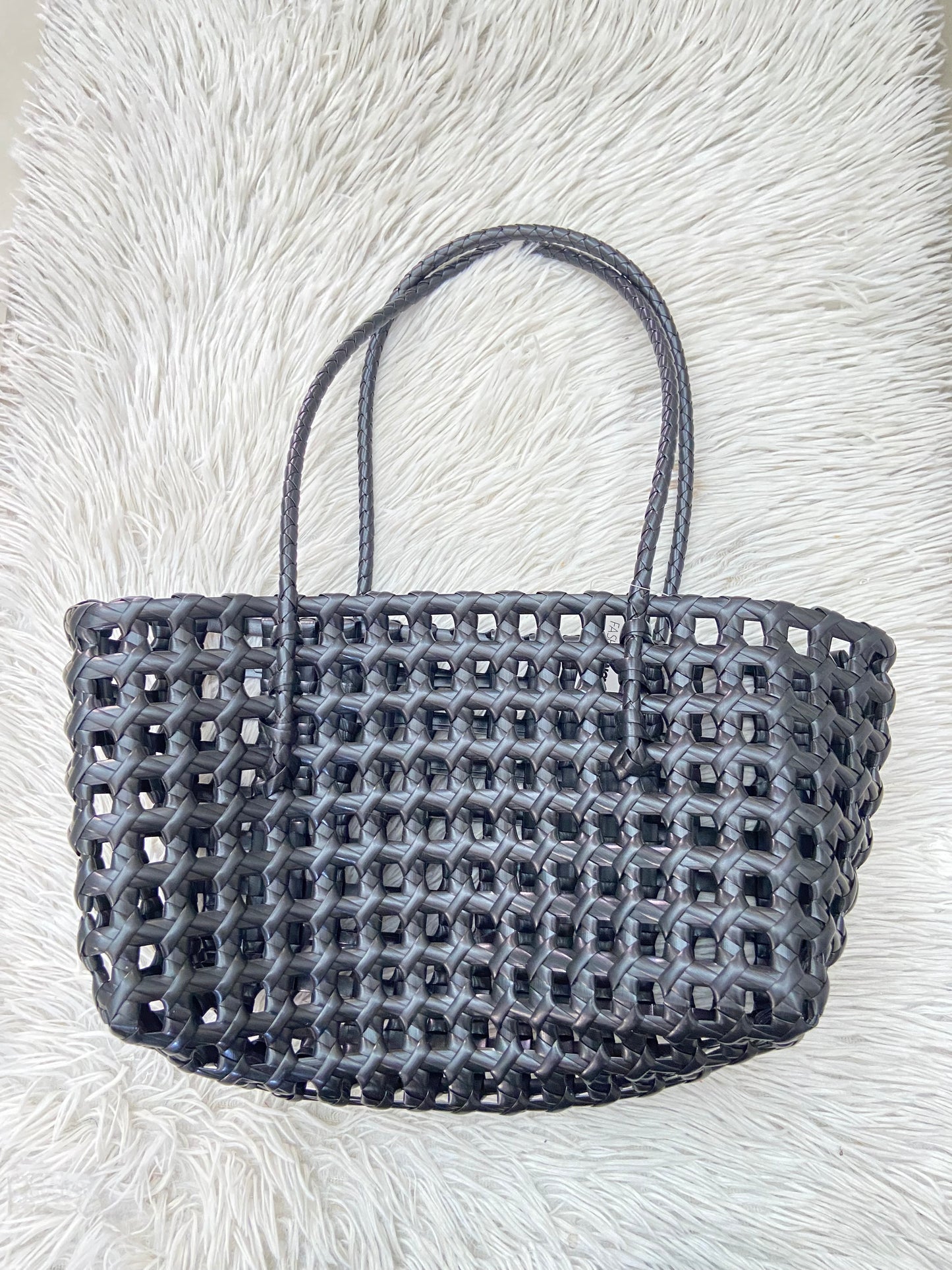 Cartera, negra estilo de muchos cuadros, abiertas.