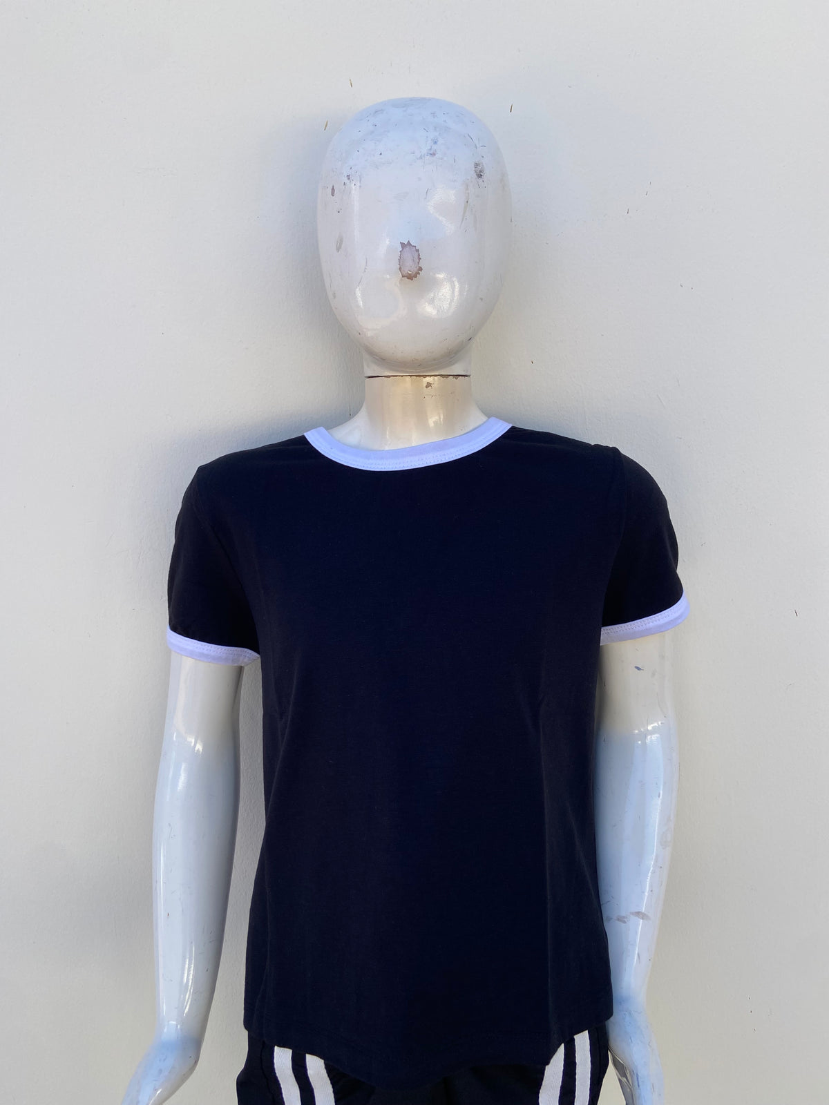 T-shirt, negro con líneas en color blanco.