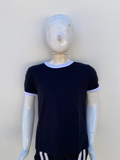 T-shirt, negro con líneas en color blanco.