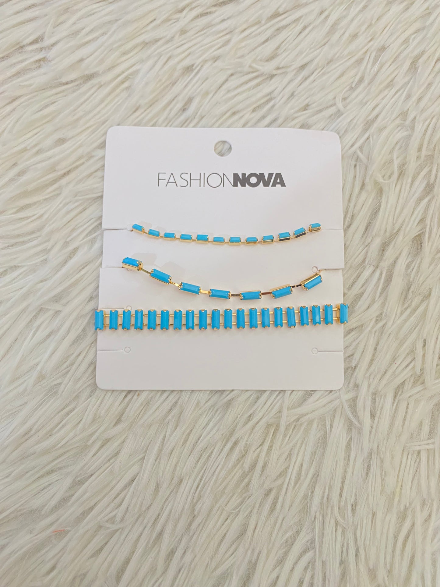 Pulsera Fashion Nova original, azul con dorado de tres piezas diferentes.