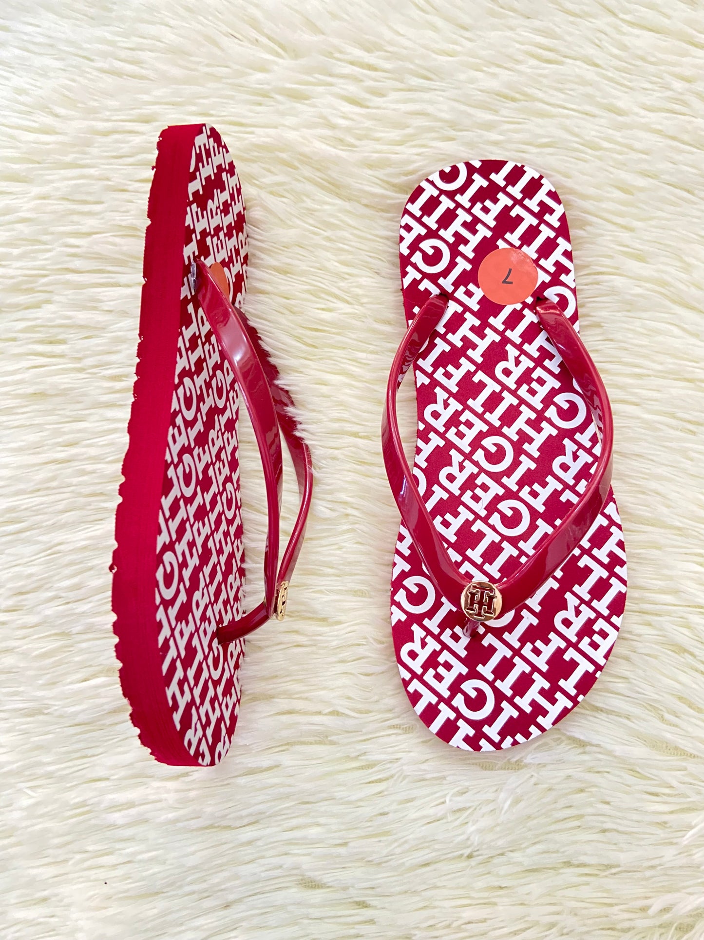Sandalias TOMMY HILFIGER original, rojo vino con letras HILFIGER en blanco y placa dorada en frente.