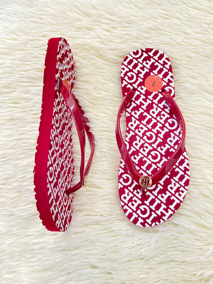 Sandalias TOMMY HILFIGER original, rojo vino con letras HILFIGER en blanco y placa dorada en frente.