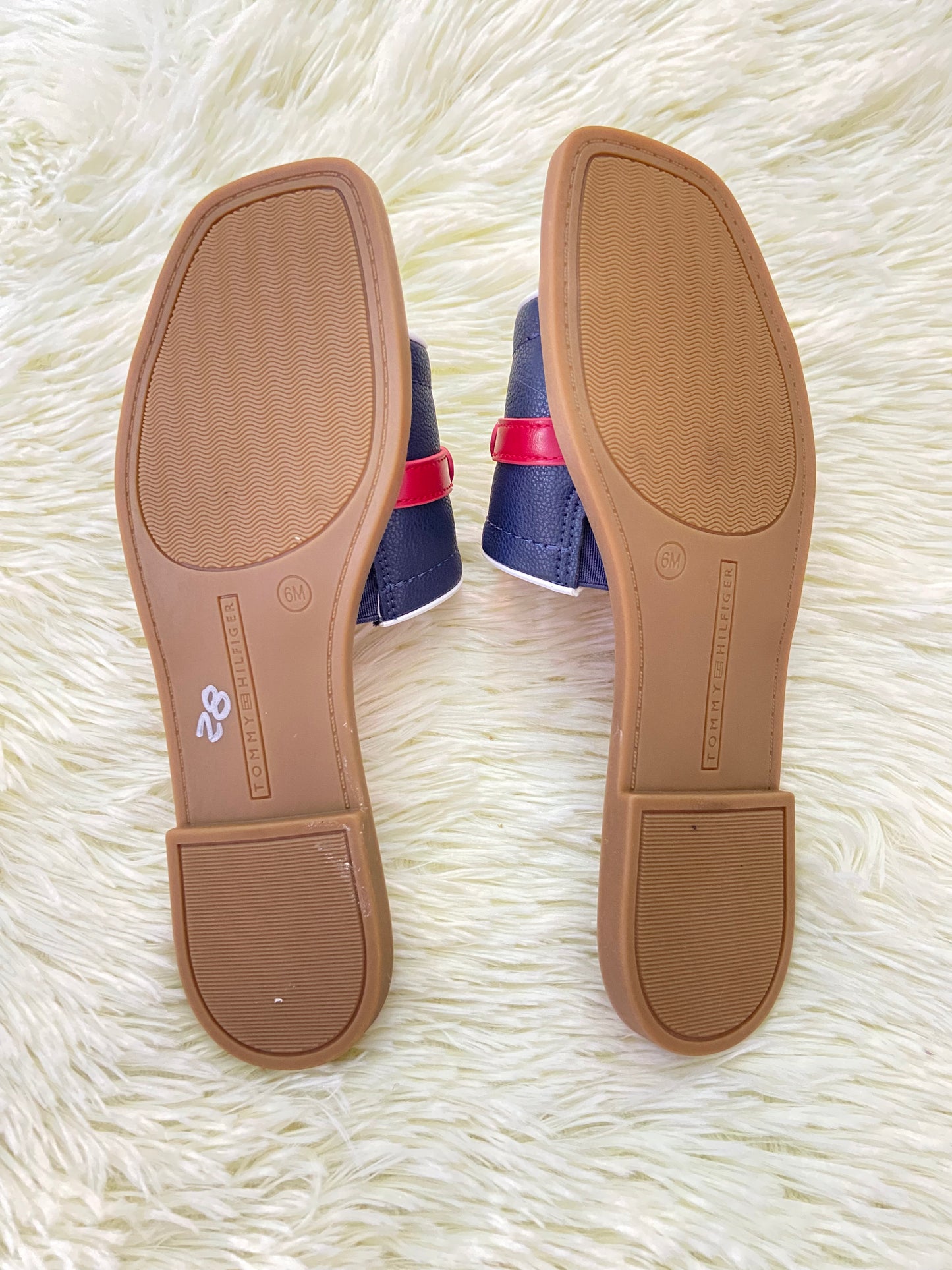 Sandalias TOMMY HILFIGER original, marron con azul marino y rojo más placa en dorado en frente.