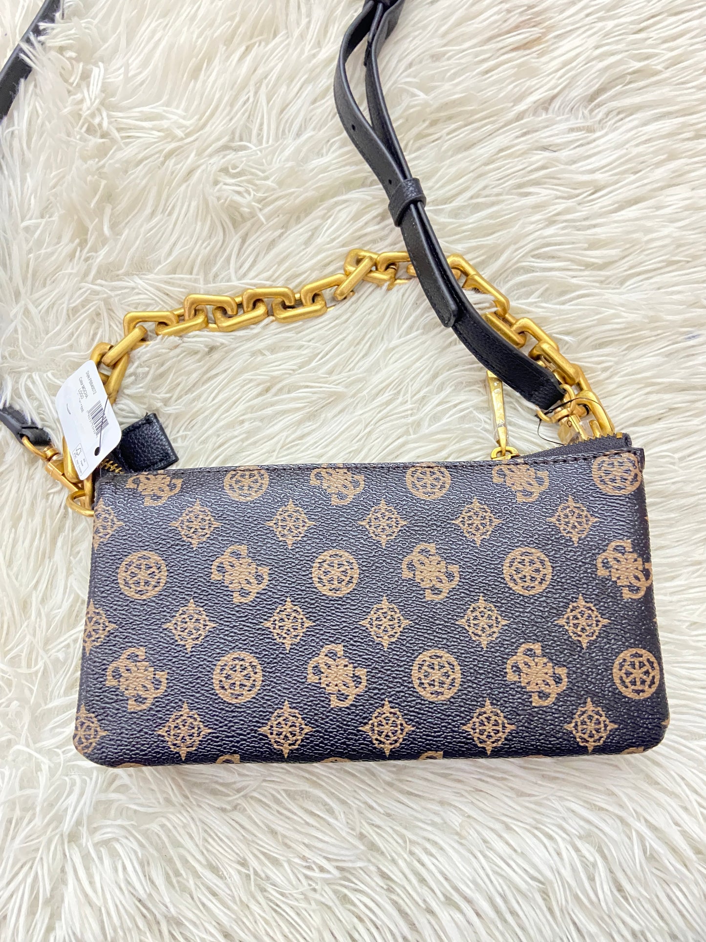 Cartera Guess original marrón oscuro con cadena dora y correa adicional.