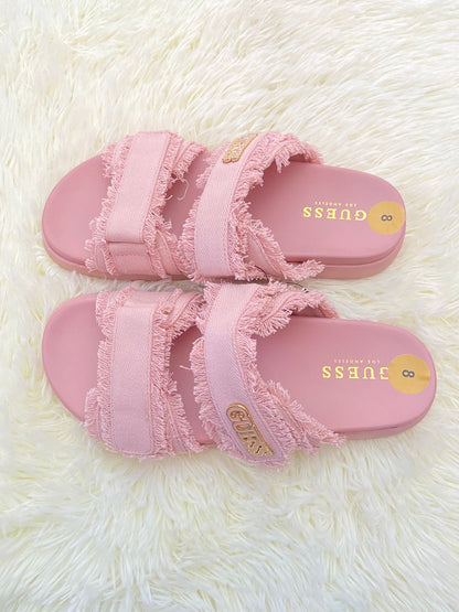 Sandalias GUESS original, color rosado con placa GUESS en dorado y pelusas.