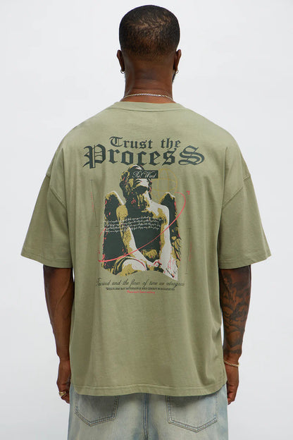 T-shirt, verde oliva con estampado ángel en la parte trasera.