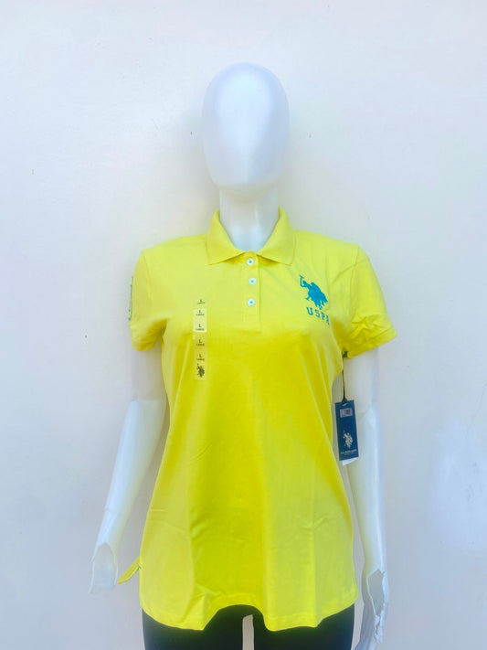Polocher U.S POLO ASSN. Original en color amarillo/verde neón con logotipo de la marca al frente y detalle de letra de la marca en el cuello.