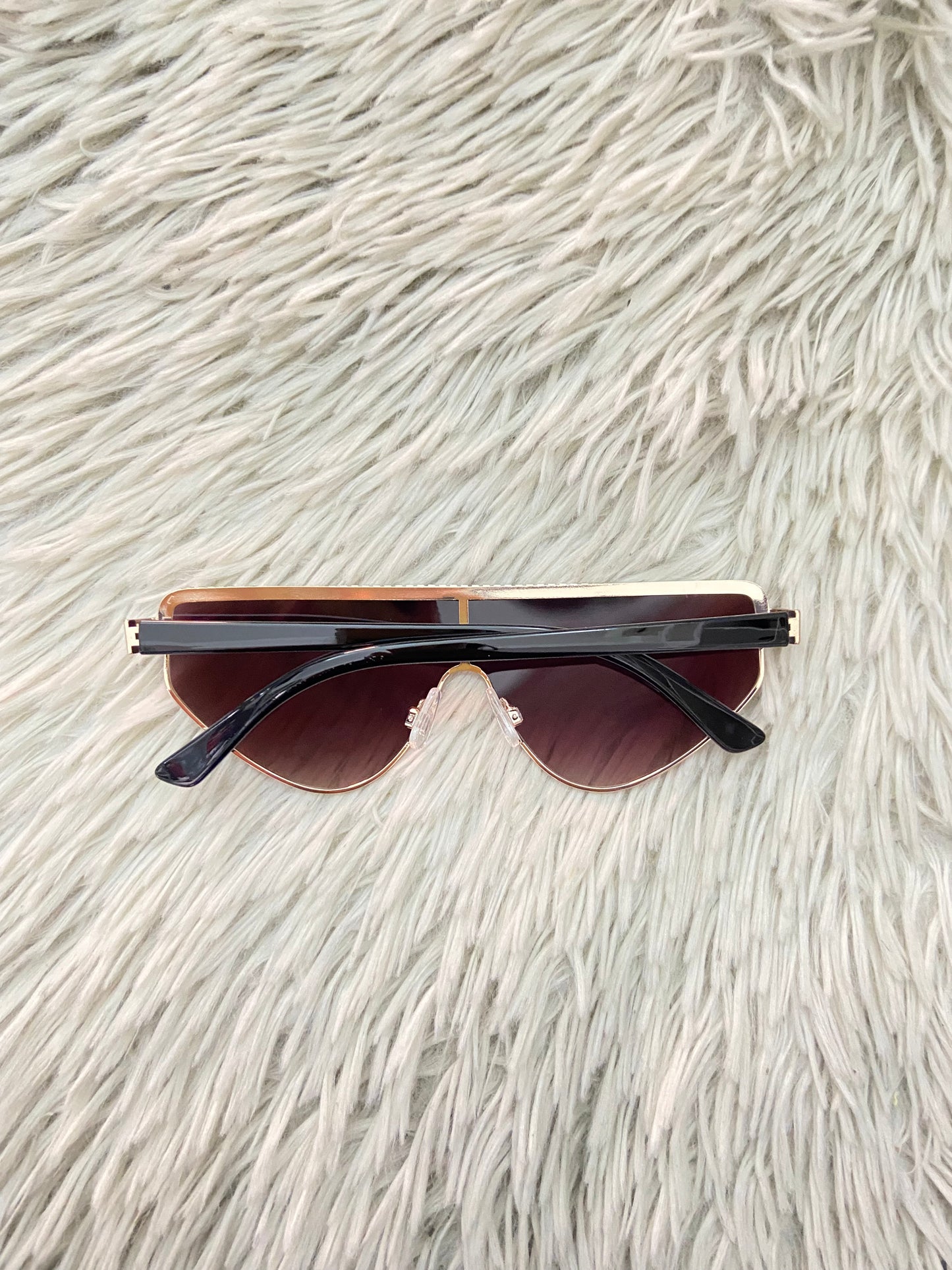 Lentes, negro con micas claras y detalles de brillos en la parte de arriba.