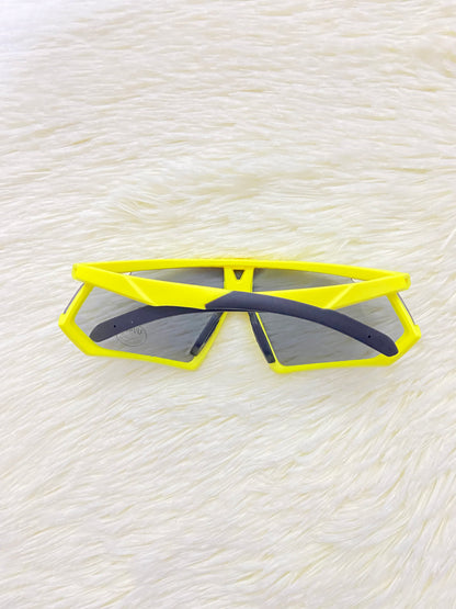 Lentes, negro con montura en color amarillo, con protección UV 400.
