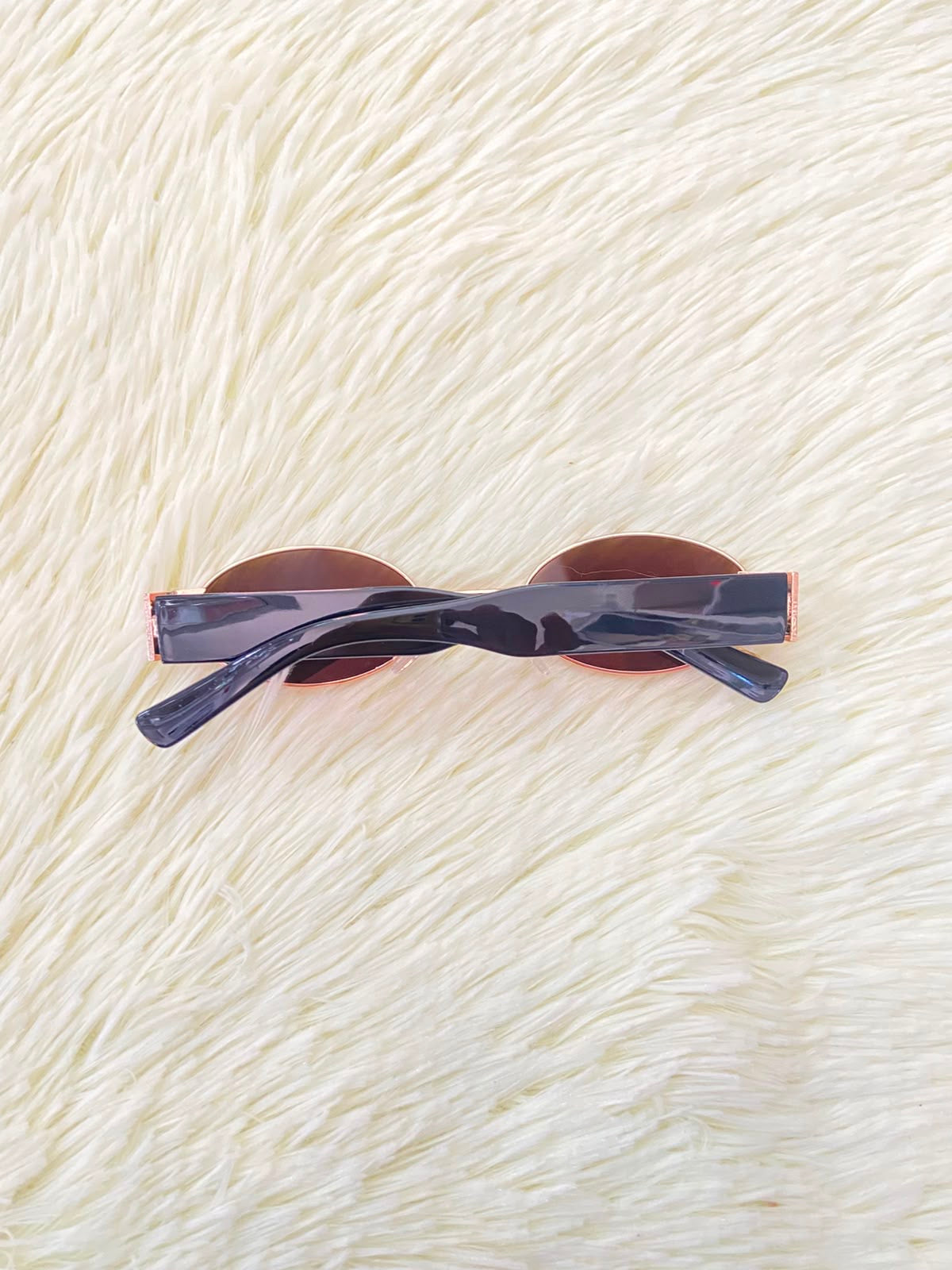 Lentes, negro con montura dorada, detalle de aro en un lente, estilo ovalado con protección UV 100-400