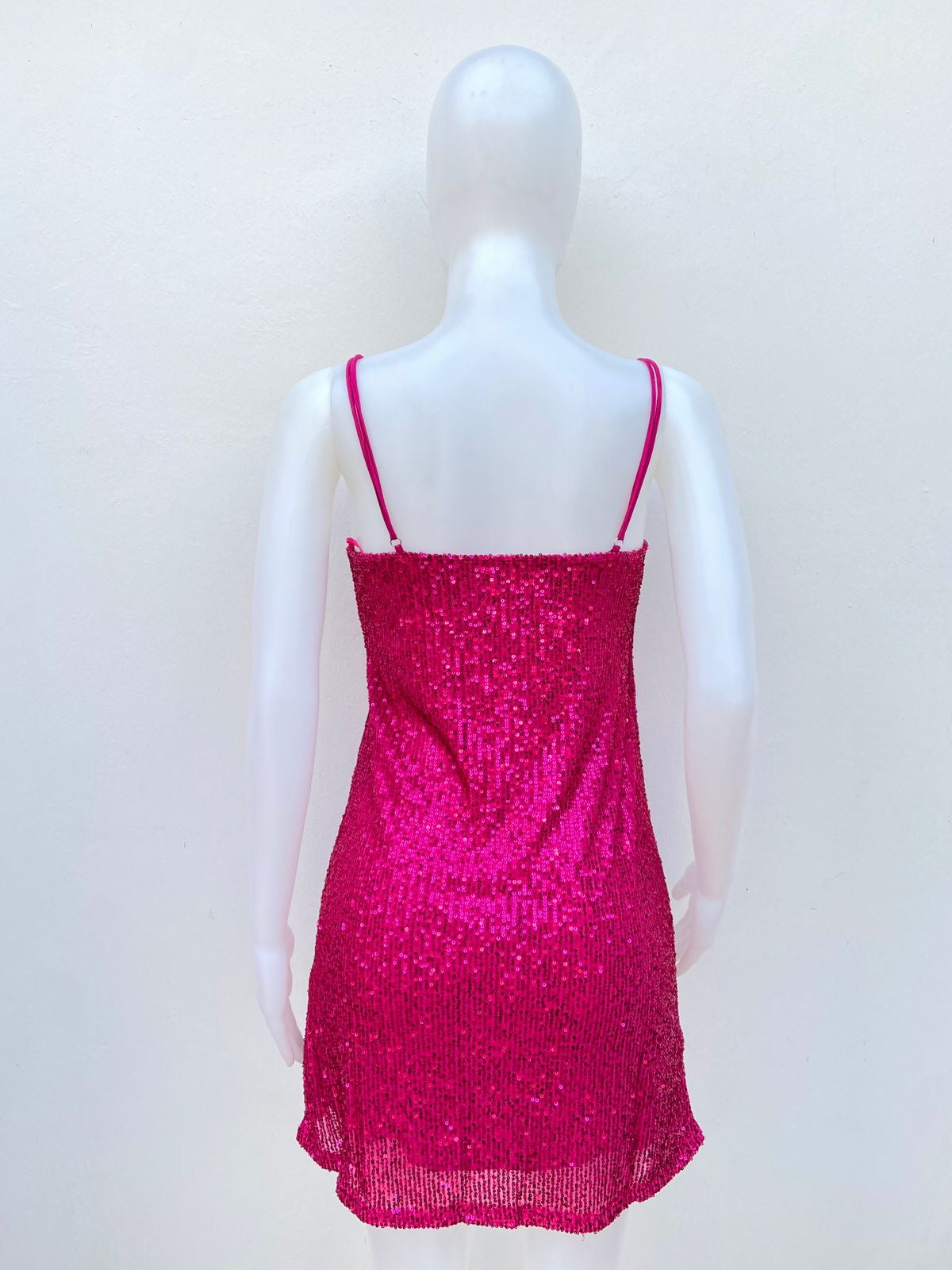 Vestido Love J U.S.A Original, color rosado fuchsia en lentejuelas con detalles brillantes.