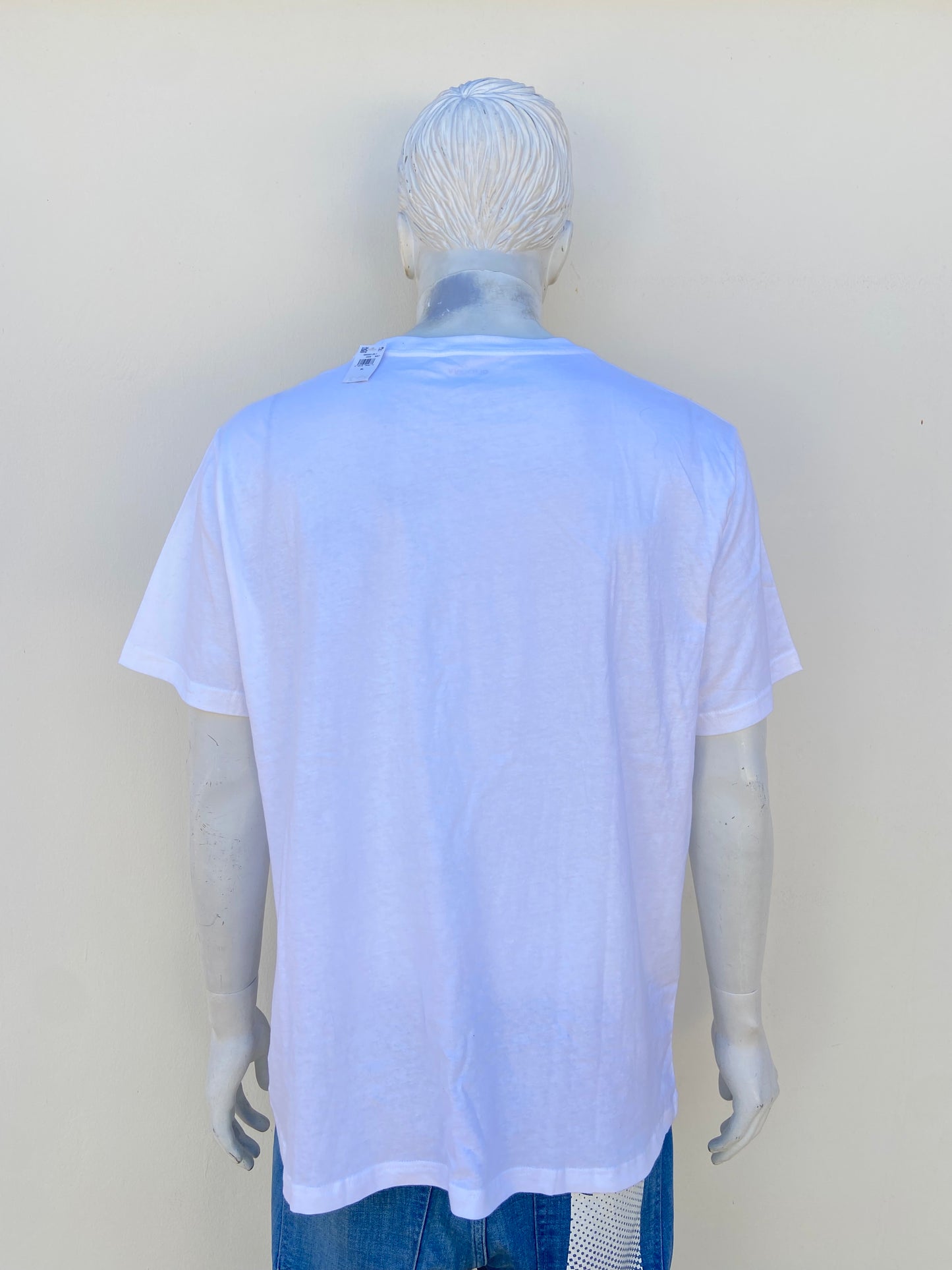 T-shirt OLD NAVY original blanco con estampado de olas del mar en frente.