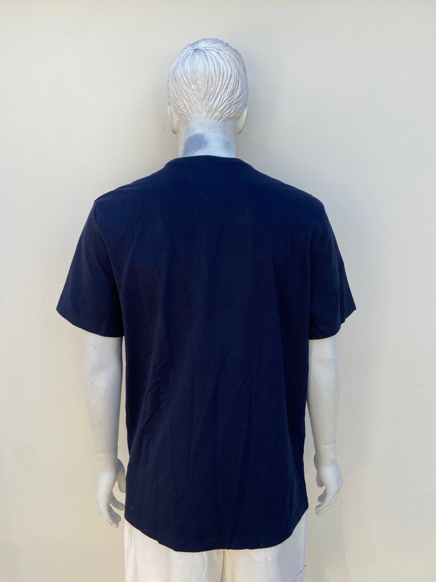 T-shirt Tommy Hilfiger Original en color azul marino con banda de la marca al frente.