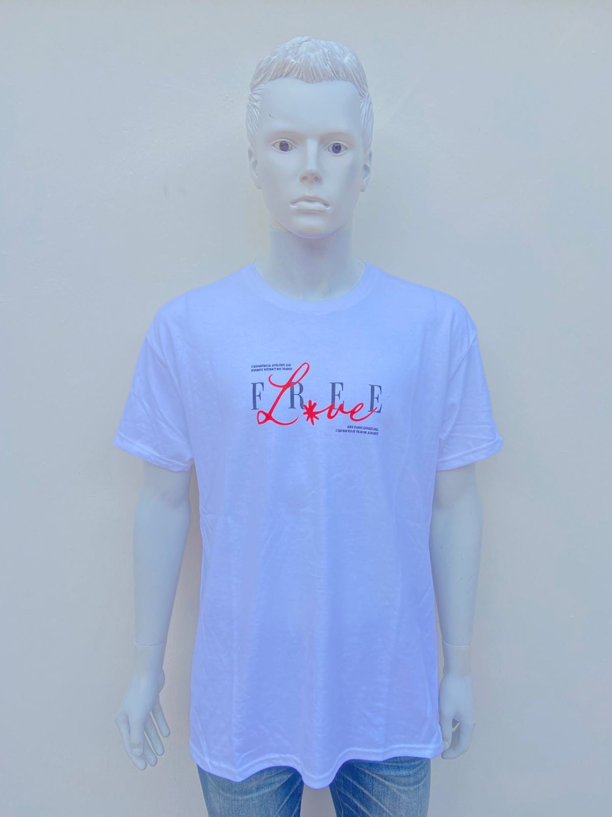 T-shirt blanco con letra negra y roja al frente FREE LOVE y diseño atras.