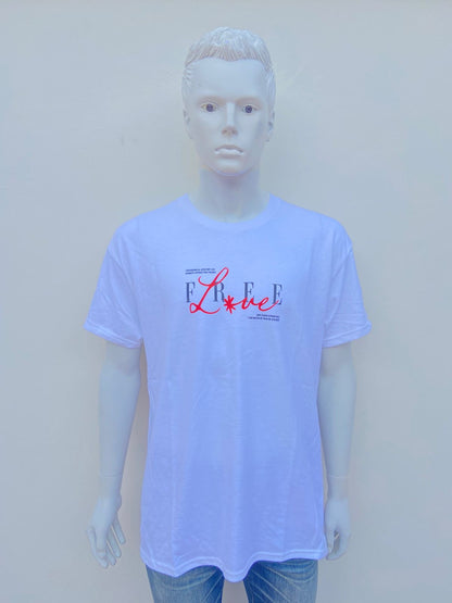 T-shirt blanco con letra negra y roja al frente FREE LOVE y diseño atras.