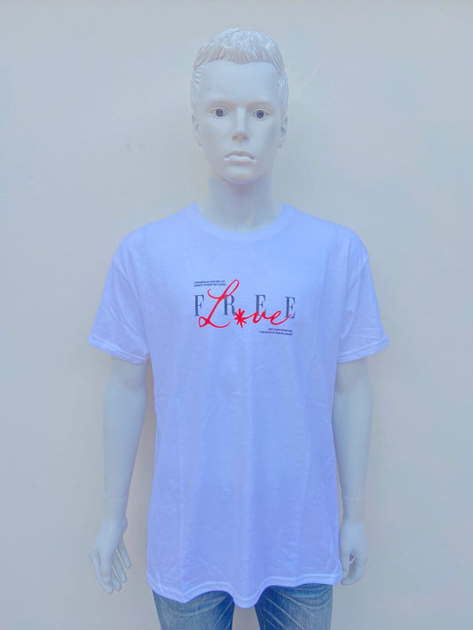 T-shirt blanco con letra negra y roja al frente FREE LOVE y diseño atras.