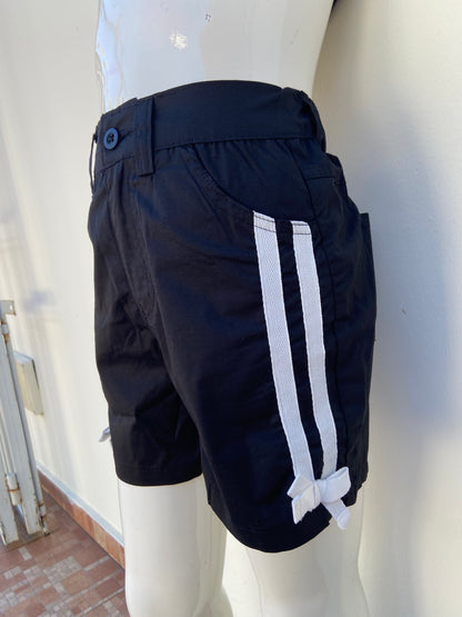 Short, negro con rayas en color blanco en los lados.