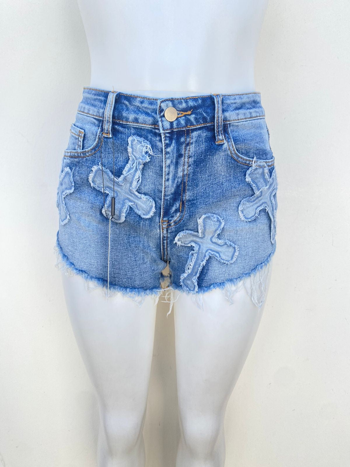 Short Fashion Nova original azul claro con estampado de cruces.