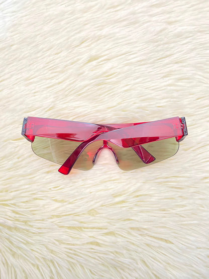 Lentes, verde oliva con montura en rojo vino y micas claras, con protección UV 100%.