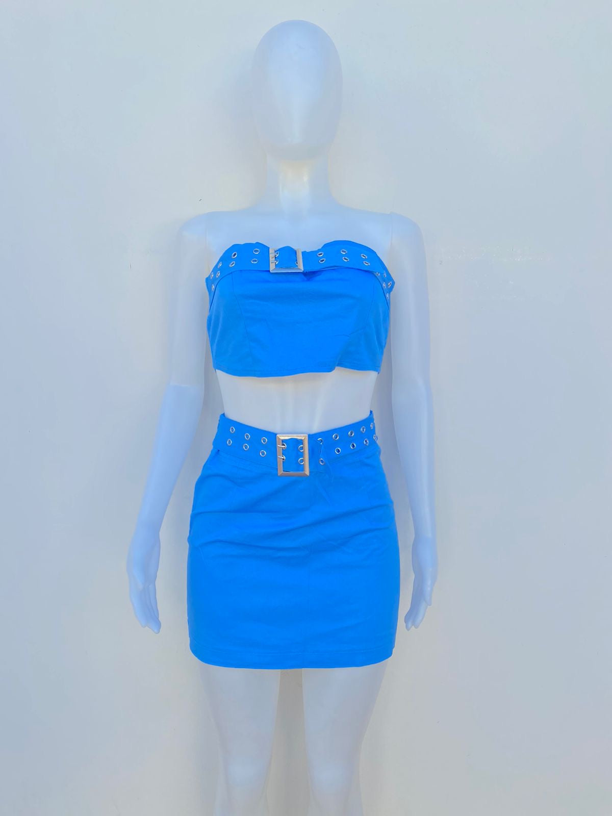 Conjunto Fashion Nova original azul claro, de falda y top strapless.