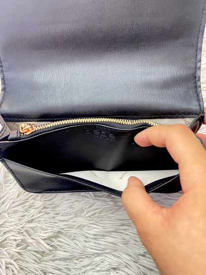 Cartera BEBE Original, negro con nombre de la marca al frente en color dorado, correa tipo cadena enlazada con tela negra.